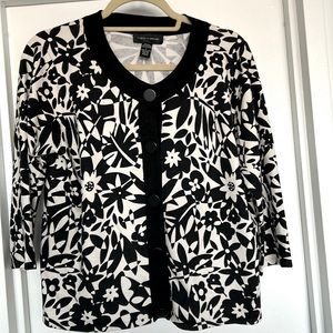 Black & white ¾ sleeves top.